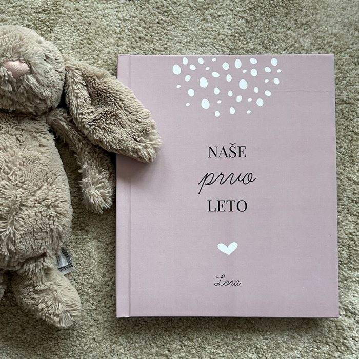 SpelaDizajn_Nase_prvo_leto_roza_ime